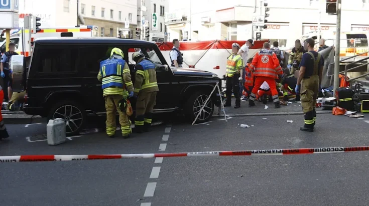 Автомобиль въехал в группу людей в центре Штутгарта