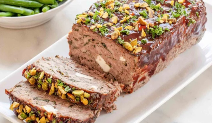 Греческий мясной рулет с фетой и шпинатом: летний вкус Средиземноморья