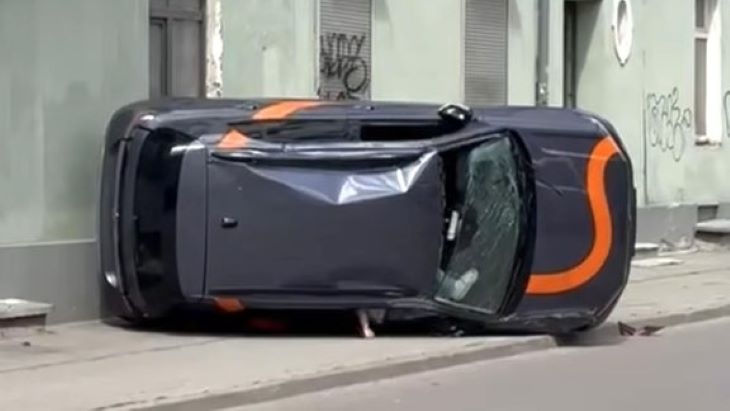 В центре Риги Volkswagen вылетел на тротуар, сделал кувырок и встал на бок