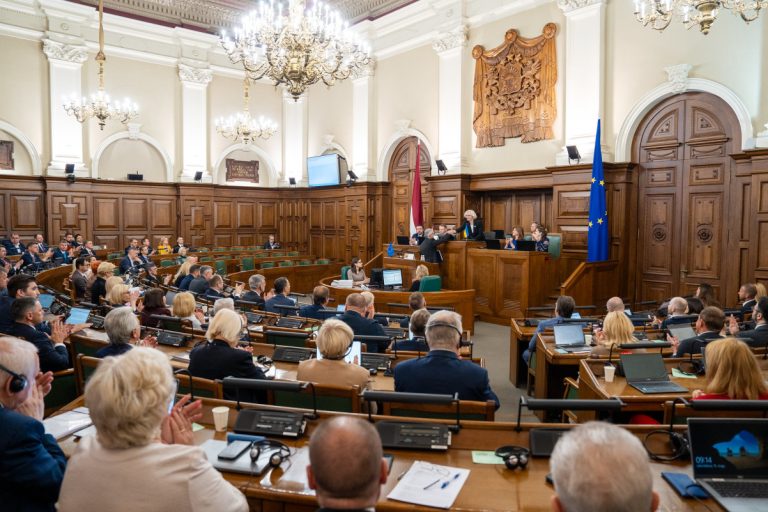 Общение только на латышском и никаких удаленок — внесены поправки в Регламент Сейма
