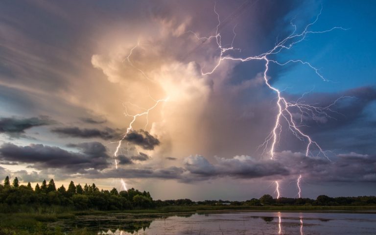 В ночь с четверга на пятницу на Латгалию обрушатся грозы, ливни и молнии