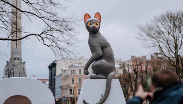 Кот из «Потока» у памятника Свободы повреждён и отправлен на ремонт