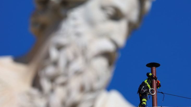 В Ватикане установили трубу для дымовых сигналов о выборе нового папы римского