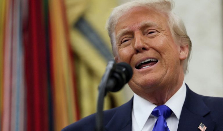 Трамп зарабатывает миллионы на сувенирной продукции с собственным именем