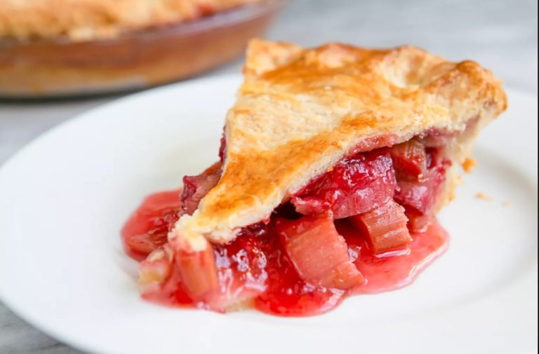 Классический пирог с клубникой и ревенем: как в детстве, только лучше
