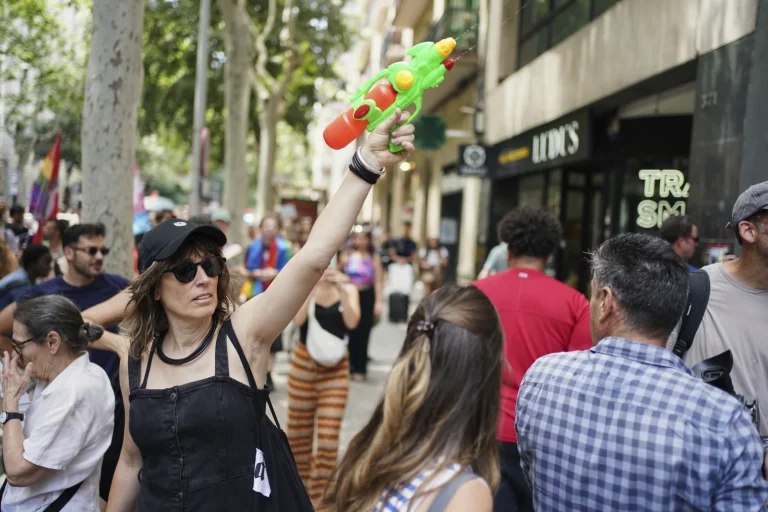 Водяной протест: испанцы «обстреляли» туристов из водяных пистолетов в Барселоне и на Майорке
