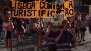 Южная Европа протестует против туристического перегруза