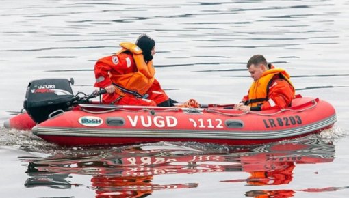 Трагедия в Аугшдаугавском крае: автомобиль упал в пруд, водитель погиб