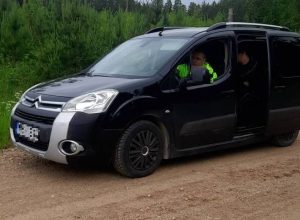 Не заметила трамвай: на Югле Toyota влетела на рельсы и столкнулась с трамваем
