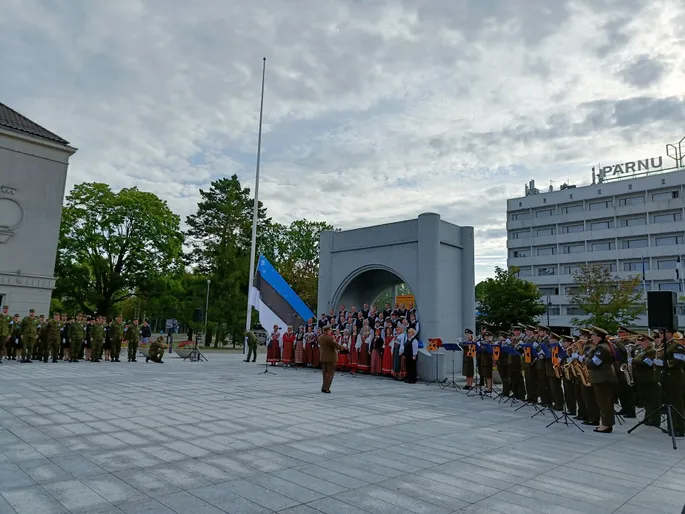 Парад, огонь и самолеты: Эстония отмечает годовщину победы в сражении под Цесисом