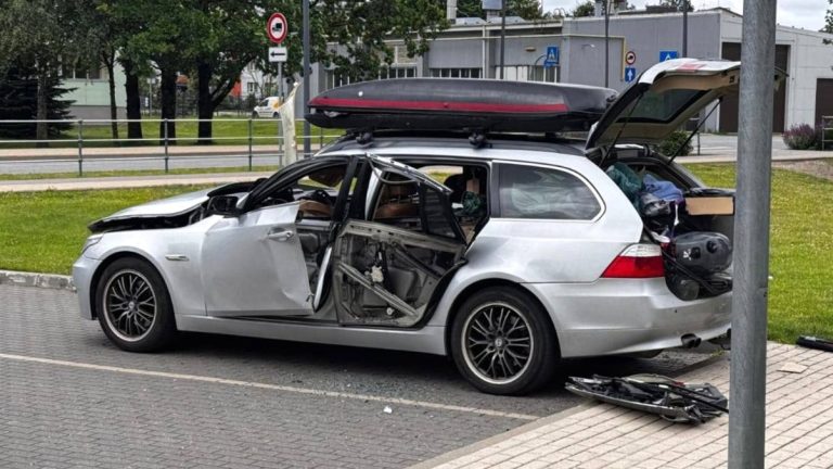 В центре Адажи в BMW взорвался холодильник — пострадал водитель