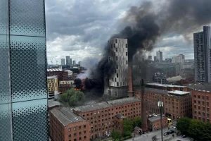 Пожар в центре Манчестера: Hotspur House охвачен пламенем, эвакуация и перебои в движении поездов