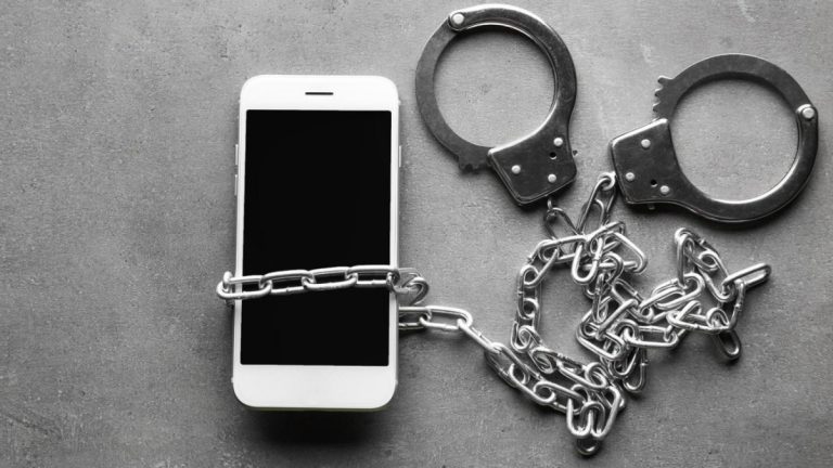 «Ваш близкий сбил человека»: в Латвии перед судом предстанет участник банды телефонных мошенников