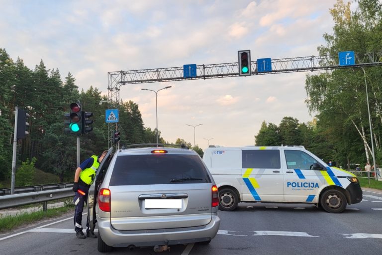 Автокатастрофа в Тукумском районе: 17-летняя девушка пострадала по вине 17-летнего водителя