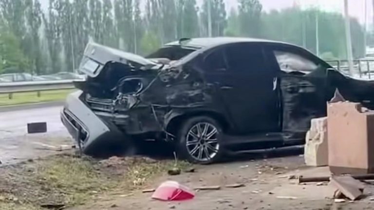 В Плявниеках BMW влетел в стену жилого дома