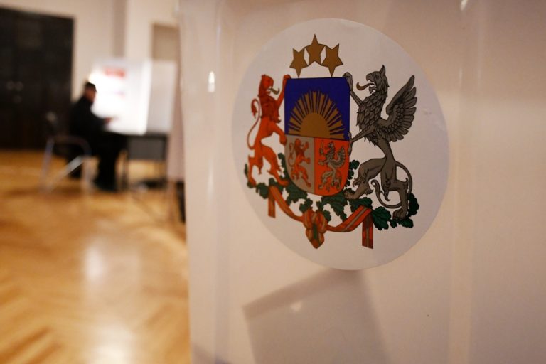 На выборах в Латвии происходят беспрецедентные сбои: комиссии не справляются