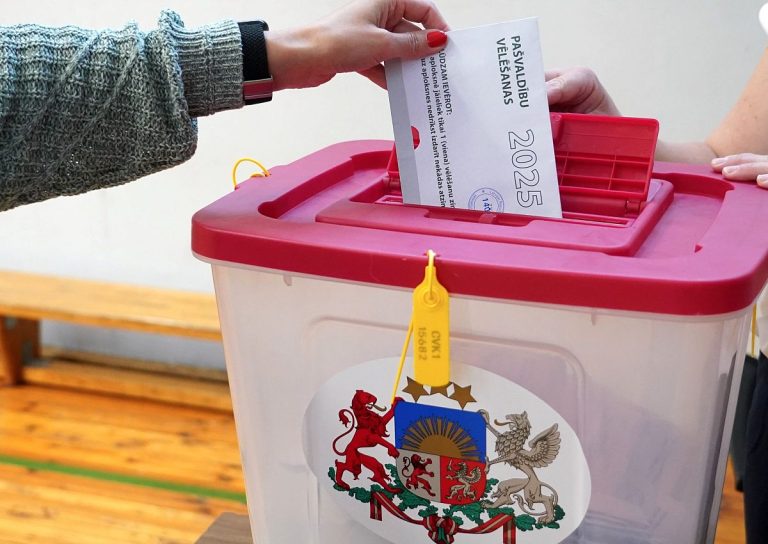 До субботы - ни поста, ни плаката: в Латвии наступил день тишины перед выборами