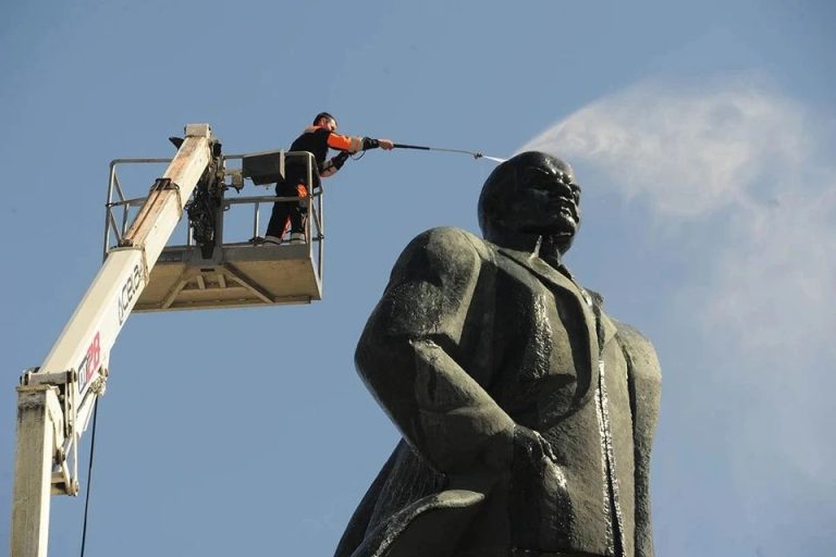 Флаг вместо Ленина: в Кыргызстане снесли самый высокий памятник в Центральной Азии