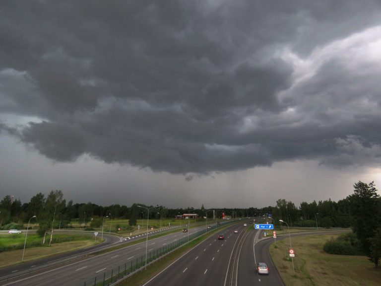 Новая неделя в Латвии начнется с гроз и ветра, но завершится солнцем