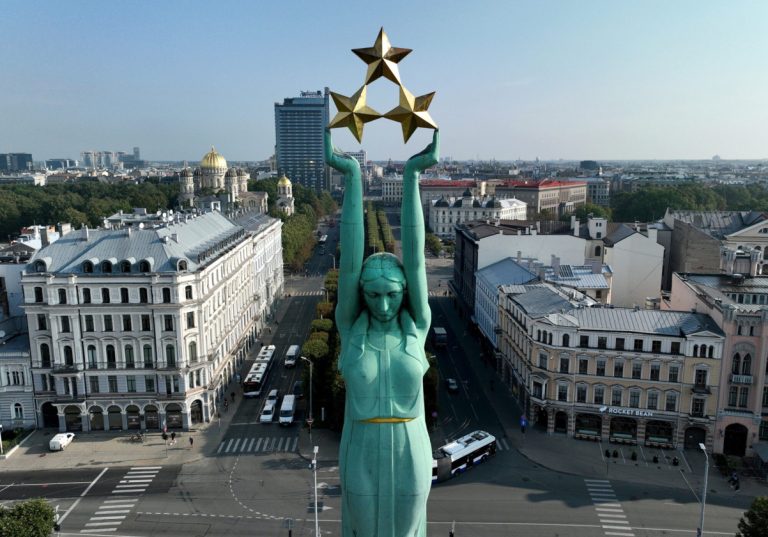 Завтра матч Латвия — Албания: в Риге ограничат доступ к Памятнику Свободы