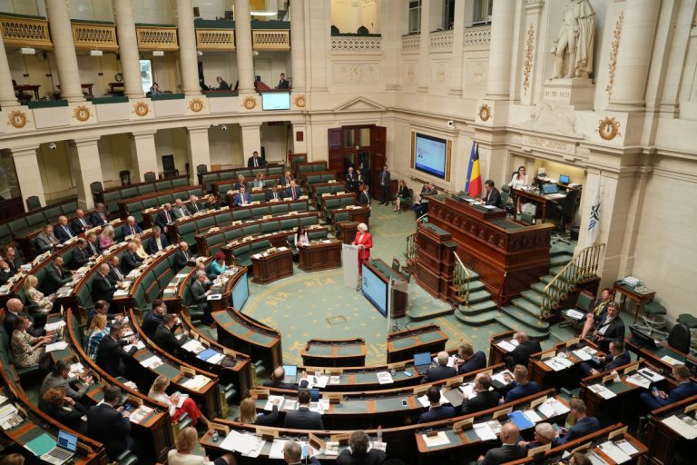 Зарплаты министров и депутатов будут заморожены, финансирование партий урезано