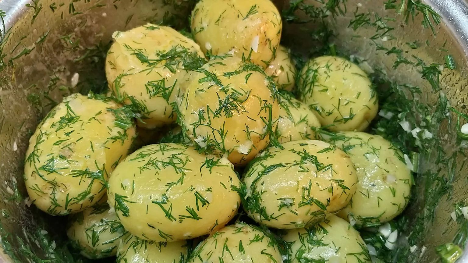 Только воды и соли недостаточно: вареный картофель станет намного вкуснее, если добавить в него этот ингредиент.