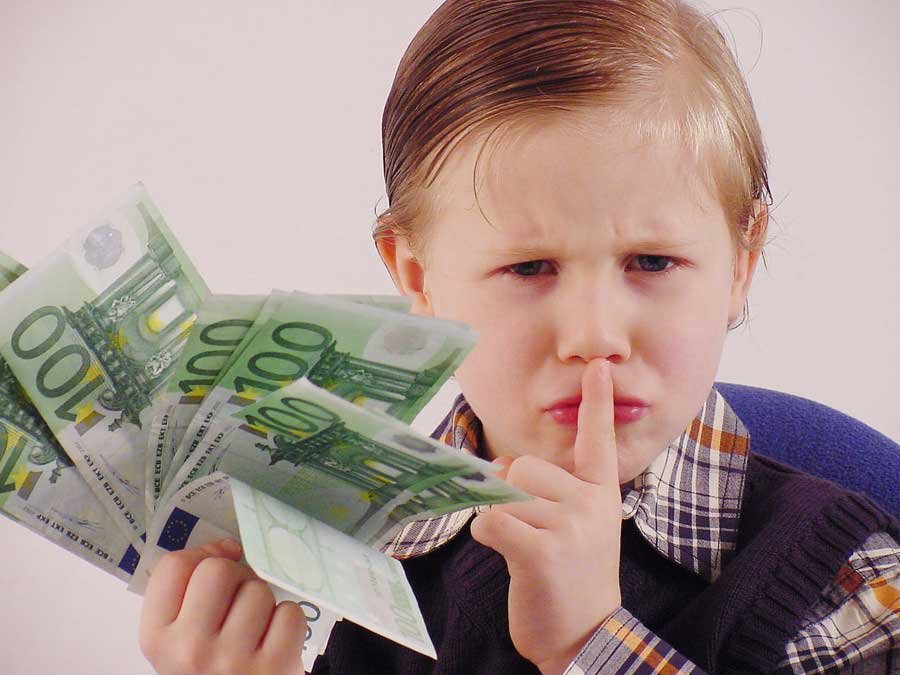 Кому 5, а кому 100 евро: сколько карманных денег получают дети в Латвии