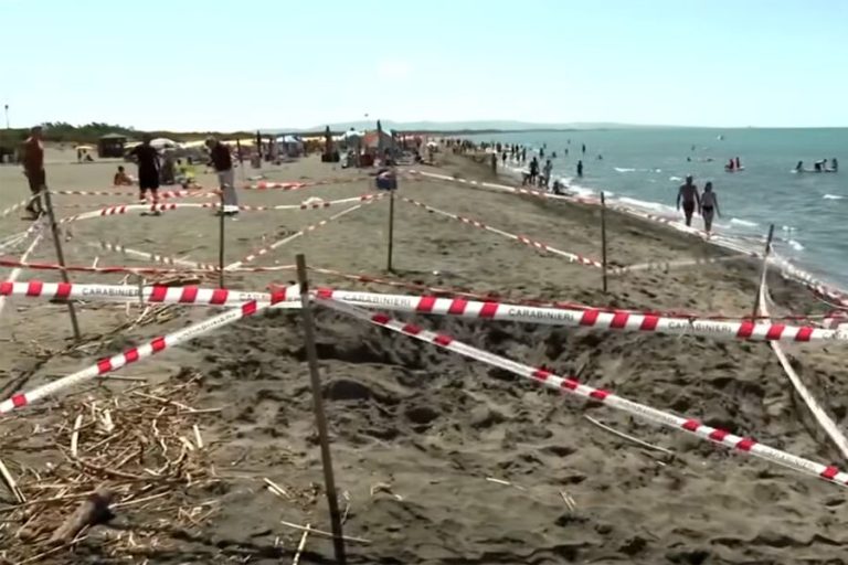 Смертельно опасные игры на пляже: в Италии подросток вырыл тоннель и погиб под завалом