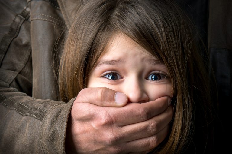 В Латгалии отчим изнасиловал 8-летнюю девочку — дело передано в суд