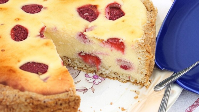 Нежный, как поцелуй: рецепт клубничного чизкейка