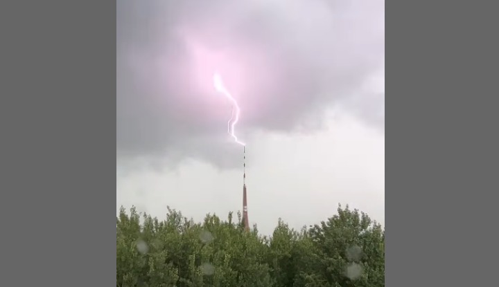 ВИДЕО: Молния ударила в Рижскую телебашню