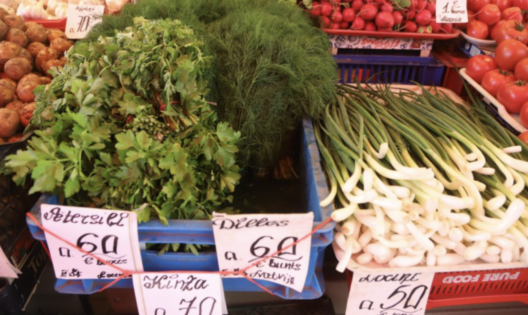 Погодные испытания для фермеров: почему продукты в Латвии становятся дороже