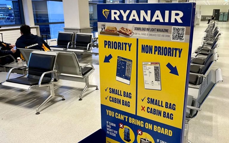 Оказывается им за это доплачивают: Ryanair увеличит бонусы сотрудникам за поиск негабаритного багажа