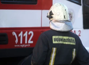 Взрыв был ужасным! Молния подожгла дом в Айзпуте — владелец сам борется с огнём