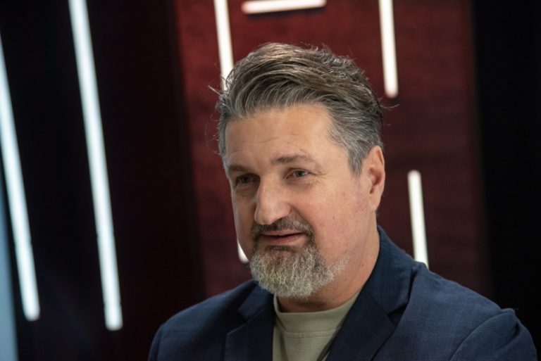 «Бесстыдно хватают всё»: Эрик Стендзениекс разнёс правящую власть