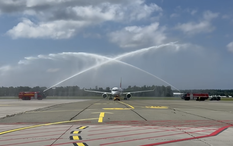 Прощальный полёт: airBaltic трогательно проводила капитана на пенсию