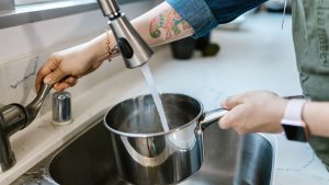 Счета за коммуналку: как европейцы платят от 3% до 19% зарплаты