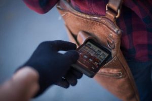 5 тревожных признаков, что за вами шпионят через телефон. Как проверить