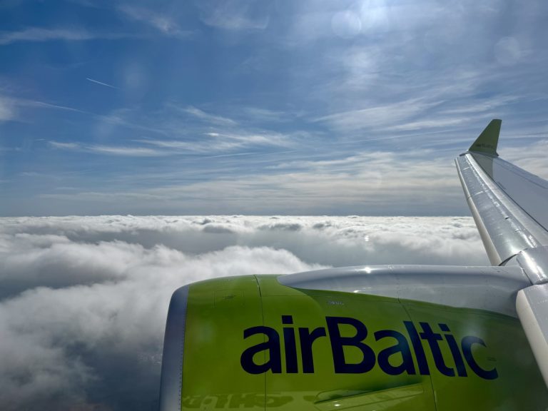 airBaltic экстренно вернул самолет в Ригу из-за технического сбоя