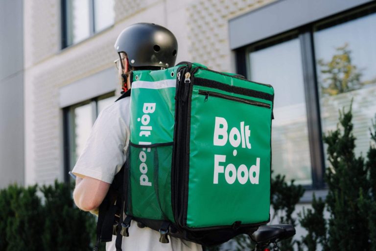 Латвийских курьеров Bolt Food обязали учиться гигиене