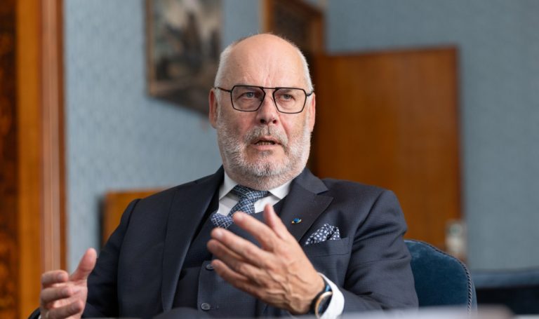Президент Эстонии призвал уважать русский язык и культуру на фоне напряженности