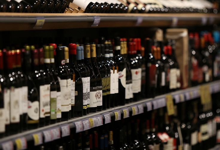С завтрашнего дня в Латвии изменится время продажи алкоголя: магазины готовы, покупатели — не все