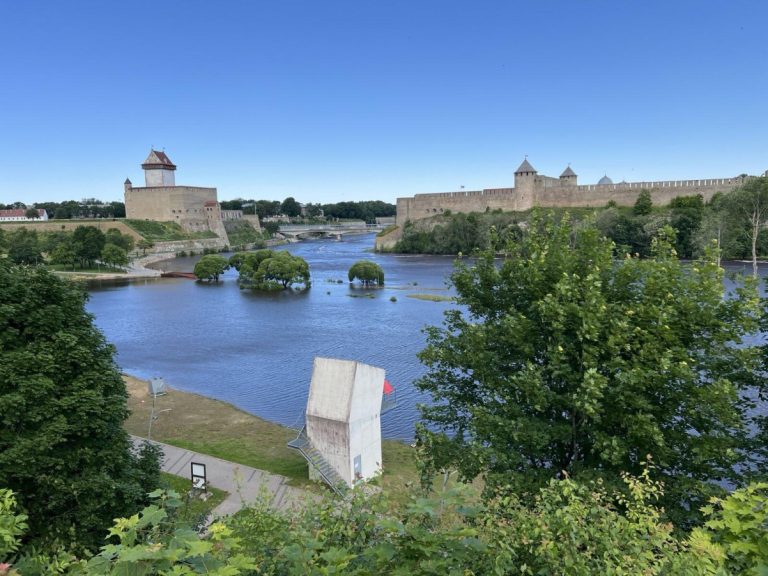 Из-за открытия шлюзов в Ивангороде вышла из берегов река Нарва — под воду ушла популярная зона отдыха в Эстонии