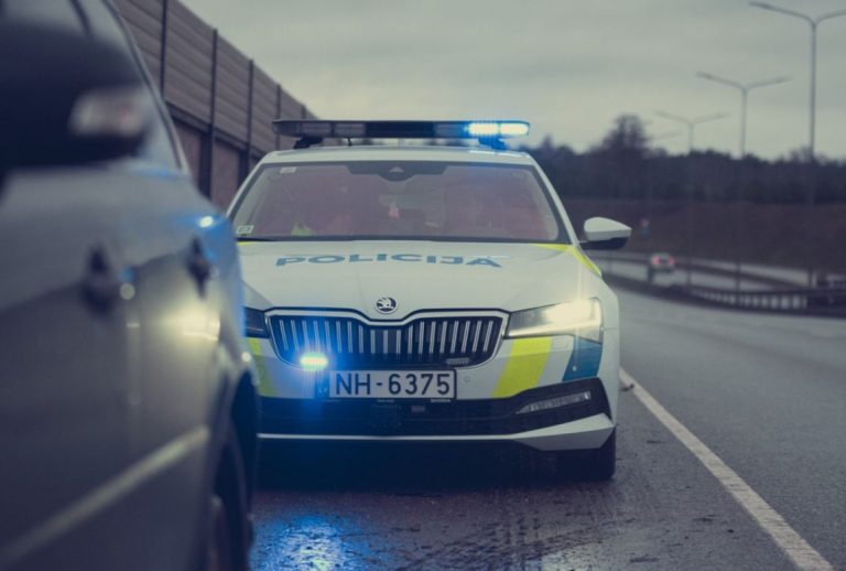 Погоня в Тукумском крае закончилась аварией, арестом и 950 евро штрафа