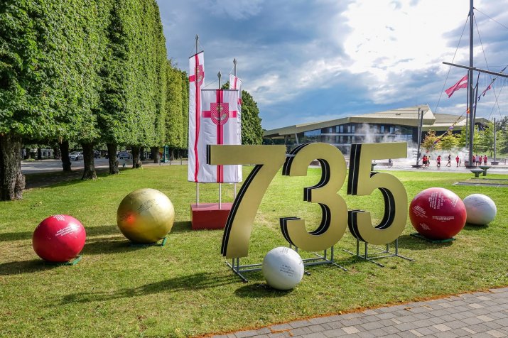 Вентспилс празднует 735-летие: ярмарка, шествие, концерт на набережной и фейерверк