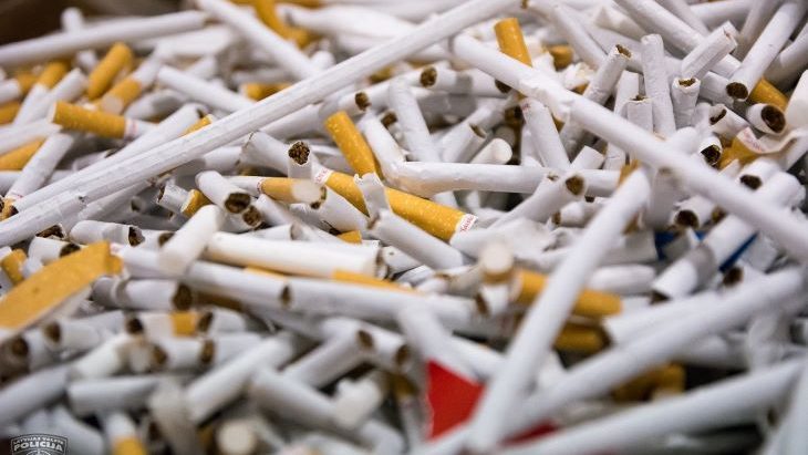 Нелегальный продавец сигарет, удирая от полиции, повредил 4 автомобиля