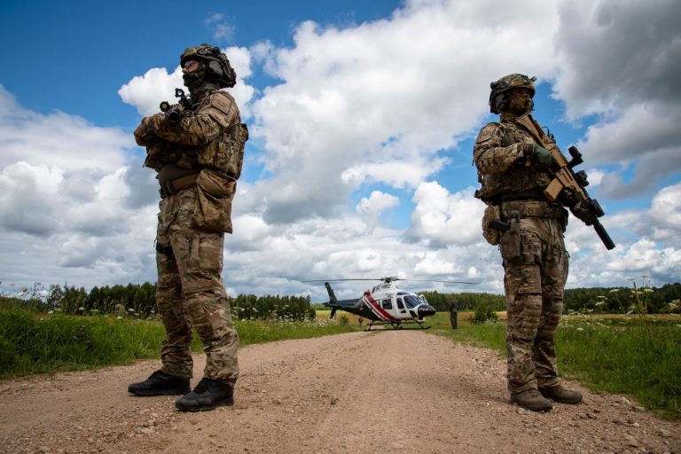 Погоня в Латгалии: пограничники и полиция задержали водителя-перевозчика нелегалов