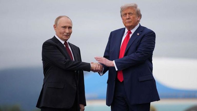 Саммит на Аляске: Трамп и Путин начали переговоры в формате «три на три»