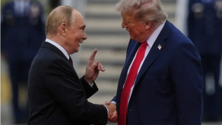 Секретные бумаги о саммите Трампа и Путина забыли в отеле на Аляске