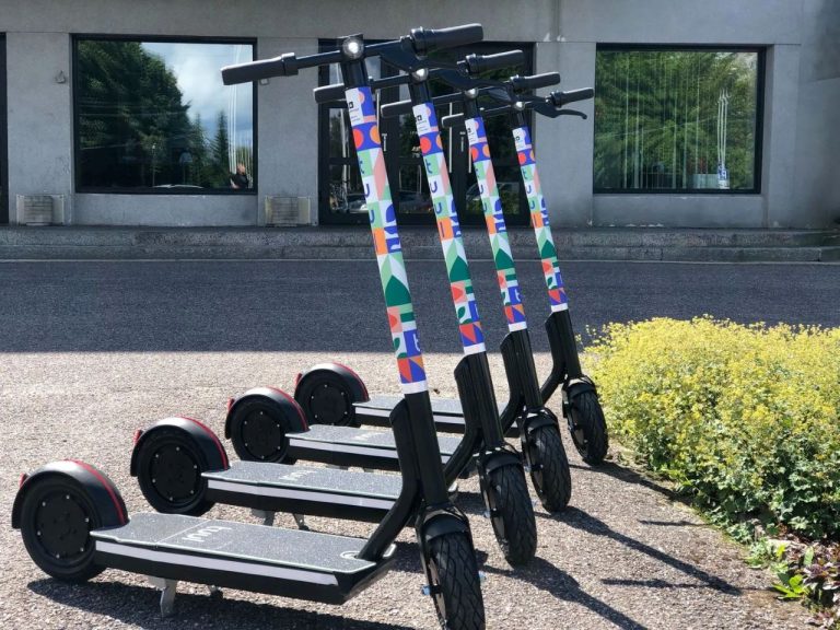Самокаты Tuul покидают Ригу - бизнес в убытках, но планы на Латвию остаются